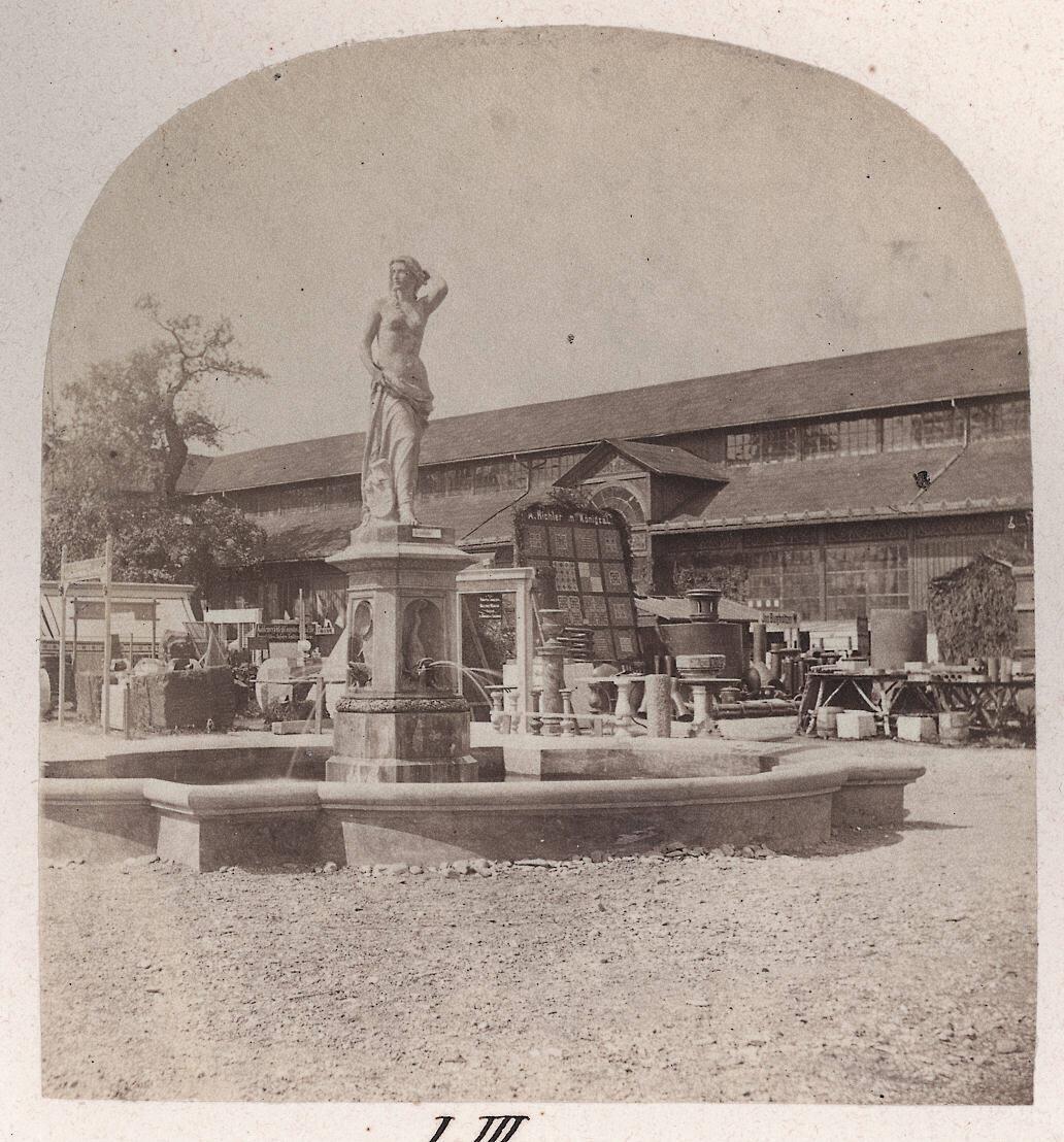 Josef Carl Steuer, Platz vor der Halle mit Cementbrunnen von Curti, Inv. Nr.: Foto2004/30/53
